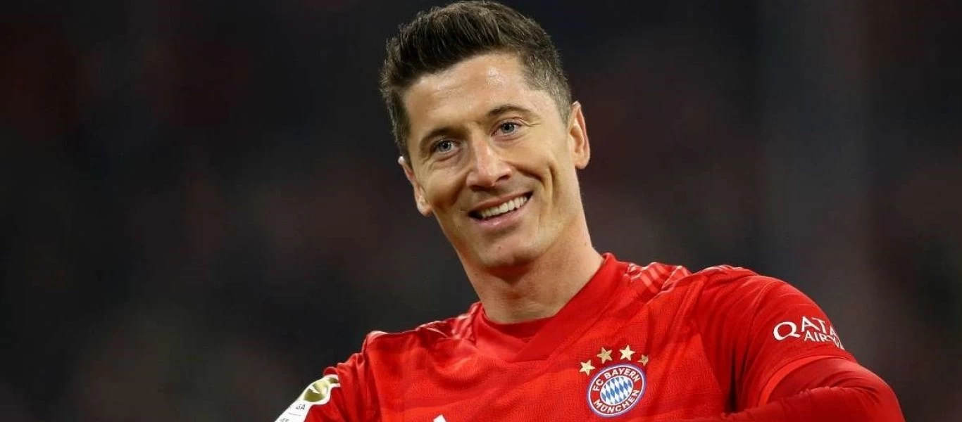 Ρ.Λεβαντόφσκι: Έβαλε το βραβείο του κορυφαίου ποδοσφαιριστή στο κάθισμα του μωρού και ξάπλωσε μαζί του (βίντεο)